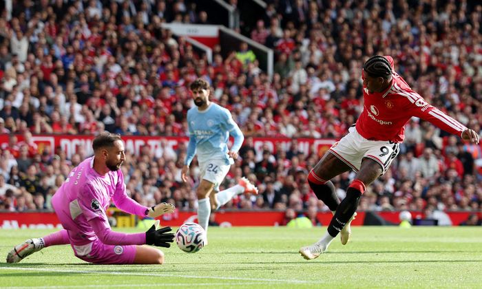 Man Utd chưa tận dụng được lợi thế hơn người trong hiệp 1. (Ảnh: Reuters)