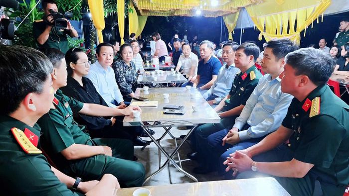 Lãnh đạo tỉnh Hưng Yên và lãnh đạo Quân khu 3 đến động viên, chia buồn cùng gia quyến Thiếu tá Trần Văn Tùng.
