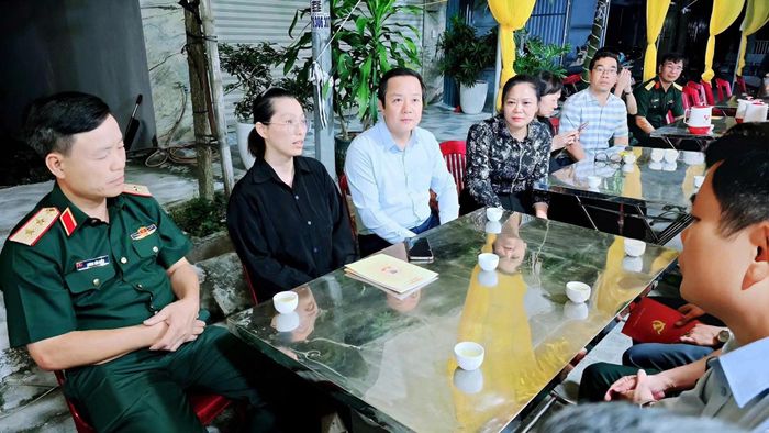 Bí thư Tỉnh ủy Hưng Yên Phạm Quang Ngọc (áo xanh) cùng Trung tướng Lương Văn Kiểm, Tư lệnh Quân khu 3 đến động viên, chia buồn cùng gia quyến Thiếu tá Trần Văn Tùng.