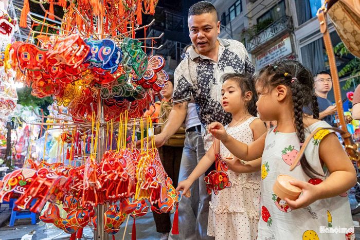 Đưa con đến phố Hàng Mã vào cuối tuần, anh Tuấn cho biết: “Gia đình lựa chọn nơi đây thay vì những khu vui chơi thông thường để các con được cảm nhận không khí Trung thu. Các con rất thích vì có nhiều thứ để xem và lựa chọn. Gia đình tôi mua cho mỗi cháu một chiếc đèn và một món đồ chơi truyền thống. Tôi muốn các con hiểu rằng Trung thu không chỉ có bánh, mà còn có những món đồ chơi và những phong tục đã gắn bó với người Việt từ lâu”.
