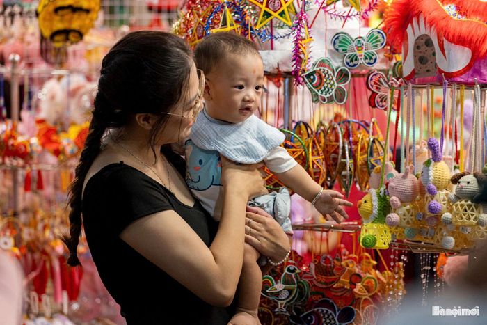 Trung thu không chỉ được nhớ lại mà còn tiếp tục hiện diện, được trải nghiệm và được trao truyền giữa các thế hệ.