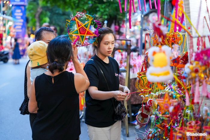 Không gian Trung thu vì thế trở thành điểm hẹn của nhiều thế hệ. Với trẻ nhỏ, đây là dịp được trực tiếp nhìn thấy, cầm trên tay những món đồ chơi dân gian mà các em có thể chưa từng biết đến. Với các bậc phụ huynh, việc đưa con đến Chợ Trung thu cũng là cách để các em có thêm một trải nghiệm về văn hóa truyền thống ngay giữa đời sống đô thị hiện đại.