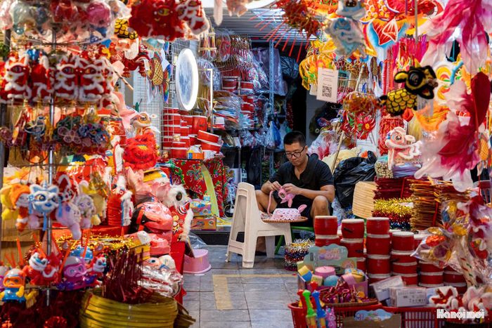 Chợ Trung thu không chỉ là nơi trưng bày, giới thiệu các sản phẩm truyền thống, trong đó có đồ chơi trẻ em, đồ trang trí Trung thu, sản phẩm nghề thủ công truyền thống, bánh Trung thu truyền thống và các sản phẩm phù hợp với bản sắc văn hóa dân tộc.