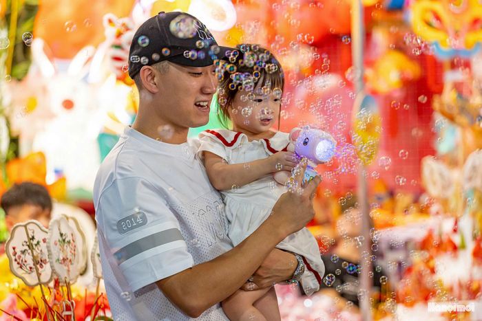 Các em nhỏ vui chơi thoải thích tại không gian chợ Trung thu truyền thống trên phố Hàng Mã.