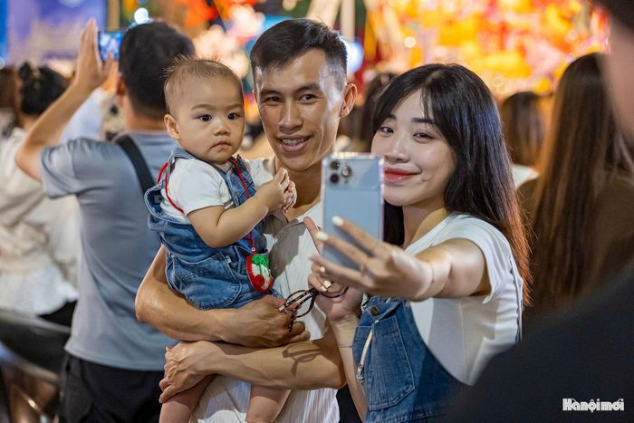 Một gia đình check-in lưu lại khoảnh khắc Trung thu phố cổ.
