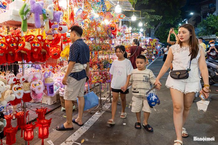 Trẻ em háo hức dừng lại trước từng gian hàng, còn người lớn cũng không ít lần dừng chân, ngắm nhìn những món đồ chơi truyền thống từng gắn bó với tuổi thơ của mình trong dịp Tết Trung thu.