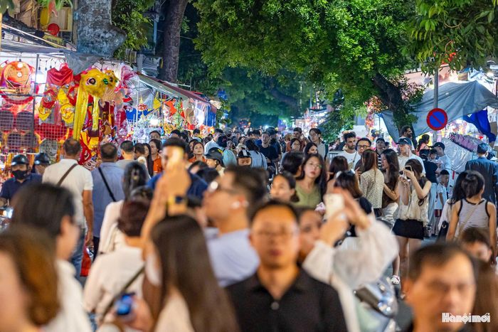 Dòng người nối nhau dọc tuyến phố. Nằm giữa lòng khu phố cổ Hà Nội, chợ Trung thu truyền thống phố cổ đã trở thành điểm hẹn không thể thiếu mỗi dịp Rằm tháng Tám, nơi lưu giữ những ký ức tuổi thơ ngọt ngào của nhiều thế hệ người Hà Nội.