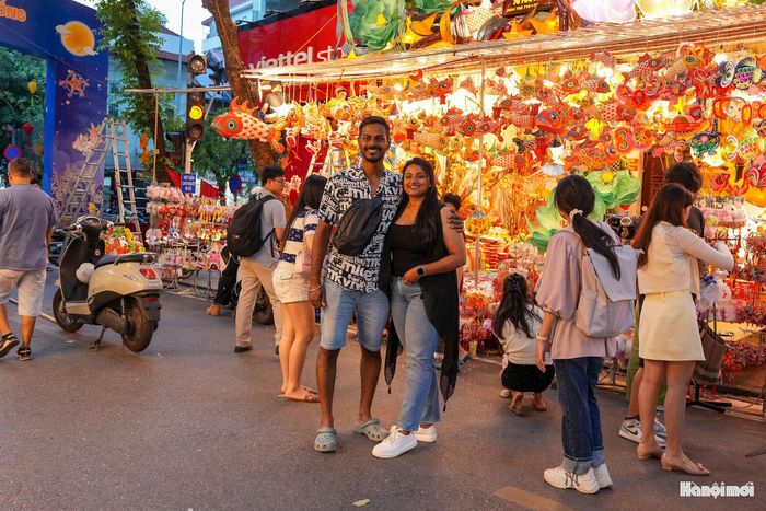 Không chỉ người dân Thủ đô, nhiều du khách cũng tranh thủ ghé phố Hàng Mã trong hành trình khám phá khu phố cổ. Với họ, việc trực tiếp hòa vào dòng người, ngắm các gian hàng và trải nghiệm không khí Trung thu là một cách để cảm nhận đời sống văn hóa Hà Nội.