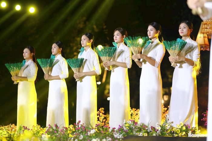 Các tiết mục xướng ngâm hòa cùng nhạc cụ dân tộc đã chạm tới cảm xúc người xem, nhắc nhở về tầm quan trọng của việc rèn đức, luyện tài và giữ gìn lòng nhân ái.