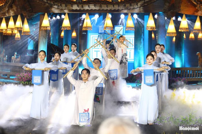 Điểm đặc sắc của "Khai Văn" nằm ở sự phối hợp nhịp nhàng giữa âm hưởng âm nhạc dân tộc với hòa âm phối khí hiện đại. Sự sáng tạo này không chỉ giúp bảo tồn các hình thức nghệ thuật cổ truyền mà còn tạo nét gần gũi, giúp công chúng trẻ dễ dàng cảm nhận chiều sâu văn hóa lịch sử.