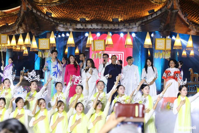 Chương trình nghệ thuật "Khai Văn" được tổ chức tại Vườn Giám. Việc lựa chọn không gian này nhằm tạo sự kết nối trực tiếp giữa chương trình nghệ thuật và di sản, lấy giá trị lịch sử, kiến trúc và cảnh quan của di tích làm vị trí trung tâm.