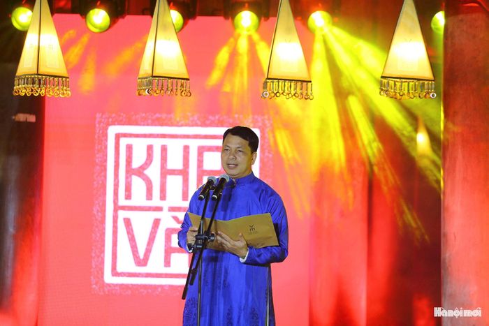 Tiến sĩ Lê Xuân Kiêu, Giám đốc Trung tâm Hoạt động Văn hóa Khoa học Văn Miếu - Quốc Tử Giám chia sẻ, "Khai Văn" là nỗ lực đưa câu chuyện 950 năm Quốc Tử Giám tiếp tục nối dài bằng những giá trị đương đại. Việc đưa nghệ thuật vào di sản giúp công chúng tiếp cận quá khứ bằng góc nhìn mới mẻ và truyền cảm hứng cống hiến mạnh mẽ.