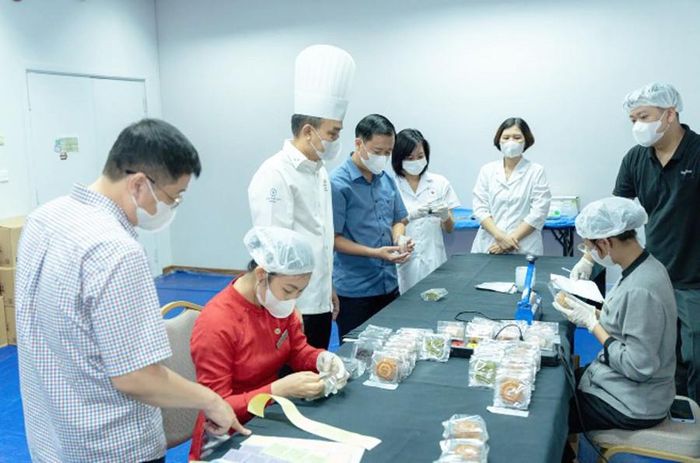 Sở Y tế Hà Nội sẽ phối hợp chặt chẽ với các ban, ngành liên quan trong kiểm tra, kiểm soát hoạt động sản xuất, kinh doanh bánh trung thu trong thời gian tới. Ảnh: Hoa Mai