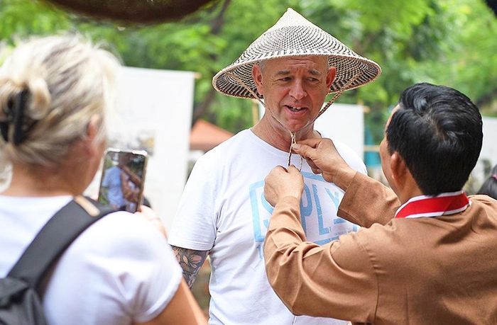 Du khách quốc tế ghi lại những khoảnh khắc trong chuỗi hoạt động tại sự kiện Festival Thăng Long - Hà Nội.