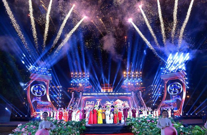Không gian Hoàng thành Thăng Long rực rỡ trong đêm khai mạc Festival Thăng Long - Hà Nội lần thứ II năm 2026 với sân khấu thực cảnh kết hợp công nghệ ánh sáng hiện đại.