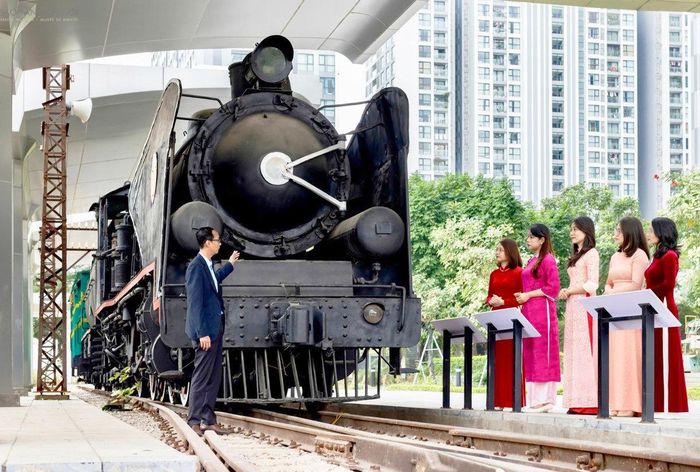 “Nhân chứng” của một thời đường sắt Việt Nam - đầu máy xe lửa hơi nước 141-179 được lưu giữ tại Bảo tàng Hà Nội thu hút nhiều bạn trẻ tới tham quan.