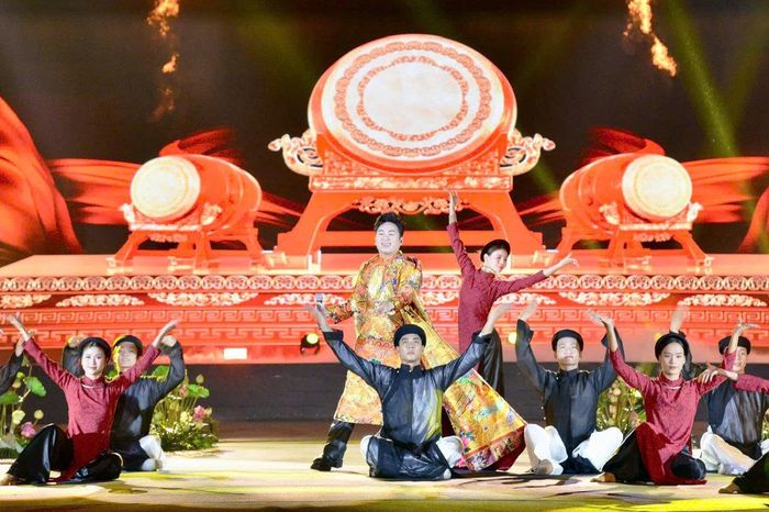 Điểm nhấn của chương trình nằm ở ngôn ngữ sân khấu đa dạng, với sự kết hợp của âm nhạc, múa, video clip cùng các giải pháp sân khấu hiện đại, nhưng vẫn mang đậm bản sắc văn hóa dân tộc.