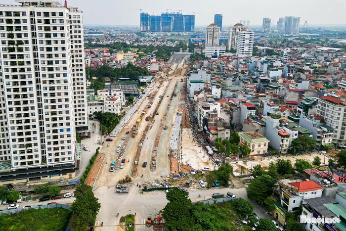 Theo UBND phường Xuân Đỉnh, để triển khai dự án, tổng diện tích đất thu hồi là 28.318m2, ảnh hưởng đến 98 hộ dân. Dự án được khởi công từ tháng 1-2021, thời gian thi công theo kế hoạch là 320 ngày. Tuy nhiên, do gặp nhiều khó khăn vướng mắc trong công tác giải phóng mặt bằng, việc triển khai thi công bị đình trệ trong thời gian dài.