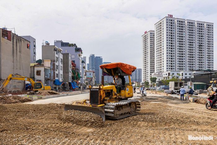 Gần nút giao với đường Xuân Đỉnh, nhà thầu đang tập trung san nền, thi công một số hạng mục cống ngầm và dải phân cách giữa tuyến.