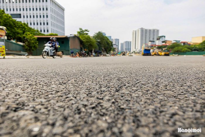 Tại nút giao Vành đai 2,5 - Nguyễn Hoàng Tôn, mặt đường đã được thảm nhựa.