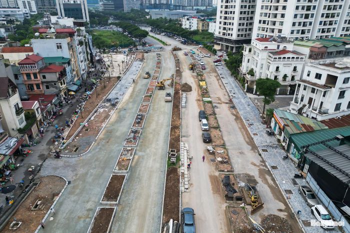Ghi nhận tại công trường cho thấy, không khí thi công đang diễn ra khẩn trương. Nhiều máy móc, trang thiết bị cùng đội ngũ kỹ sư, công nhân được nhà thầu huy động làm việc tại nhiều vị trí trên tuyến.