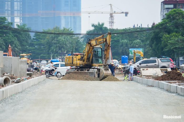 Từ khu vực này hướng về đường Xuân Đỉnh, các đơn vị tiếp tục triển khai những phần việc còn lại.