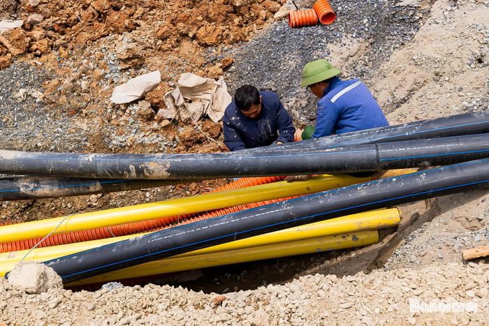 Các đơn vị thi công đang tập trung nhân lực, máy móc, phấn đấu hoàn thành những hạng mục cuối cùng theo kế hoạch.