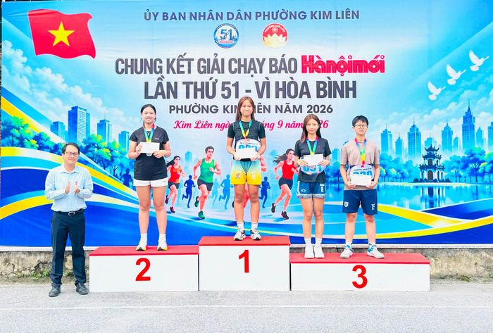 Phó Chủ tịch UBND phường Kim Liên Trương Minh Quang trao giải cho các vận động viên đạt thành tích. Ảnh: PV