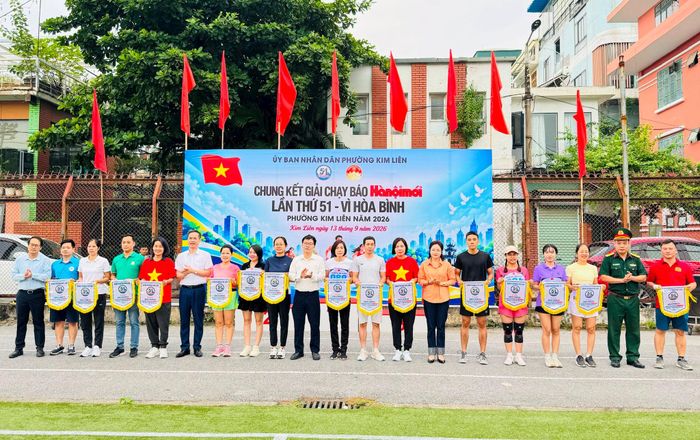 Lãnh đạo phường Kim Liên trao Cờ lưu niệm cho các đơn vị tham gia giải. Ảnh: PV
