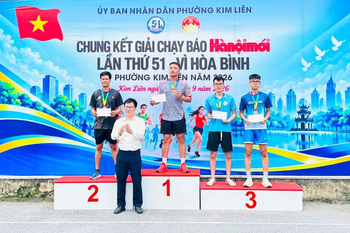 Phó Bí thư Thường trực Đảng uỷ phường Kim Liên Võ Hồng Vinh trao giải cho các vận động viên đạt thành tích. Ảnh: PV