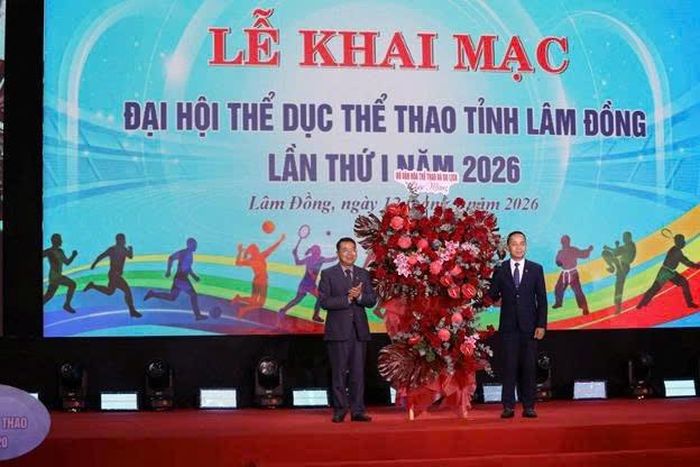 Phó Cục trưởng Cục TDTT - Bộ Văn hóa, Thể thao và Du lịch Nguyễn Trọng Hổ tặng hoa chúc mừng Đại hội Thể dục thể thao tỉnh Lâm Đồng lần thứ I năm 2026. Ảnh: PV