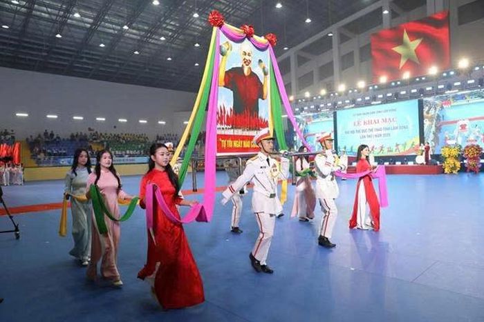 Khối rước ảnh chân dung Chủ tịch Hồ Chí Minh tiến vào lễ đài tại Lễ khai mạc Đại hội Thể dục thể thao tỉnh Lâm Đồng lần thứ I năm 2026. Ảnh: PV