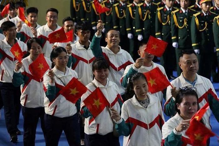 Đoàn vận động viên Lâm Đồng trong trang phục đồng phục, cầm cờ Tổ quốc tiến vào lễ đài tại Lễ khai mạc. Ảnh: PV