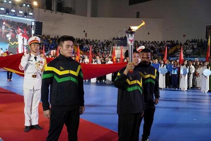 Nghi thức rước đuốc tại Lễ khai mạc Đại hội Thể dục thể thao tỉnh Lâm Đồng lần thứ I năm 2026. Ảnh: PV