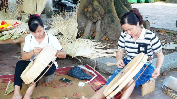 Người xem không chỉ thấy sản phẩm hoàn chỉnh mà còn được chứng kiến sự khéo léo của người thợ thực hiện các bước tạo nên một chiếc nón lá. Ảnh: XDH.