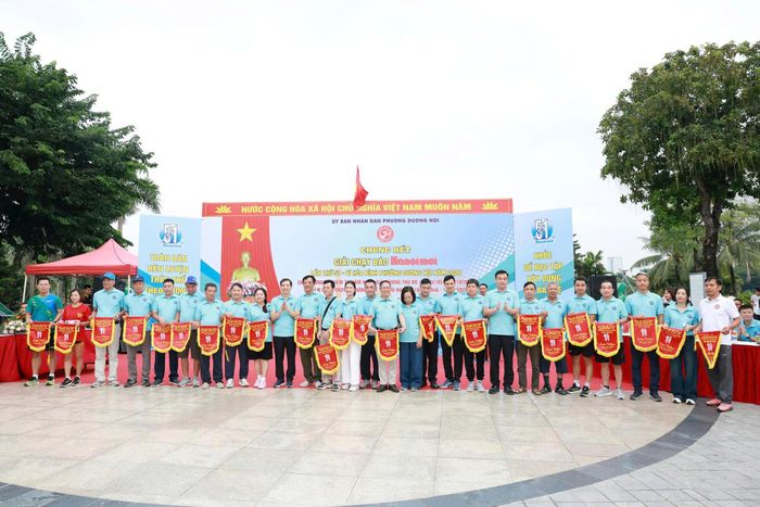 Ban tổ chức trao cờ lưu niệm cho đại diện các đơn vị tham dự cuộc thi. Ảnh: Thu Oanh