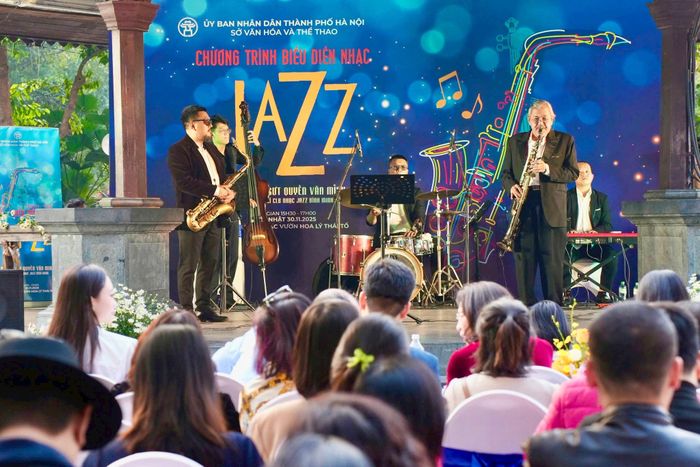 NSƯT Quyền Văn Minh và Câu lạc bộ Bình Minh Jazz biểu diễn nhạc jazz trong chương trình "Âm nhạc cuối tuần" tại Nhà Bát Giác. Ảnh: Nhật Nam