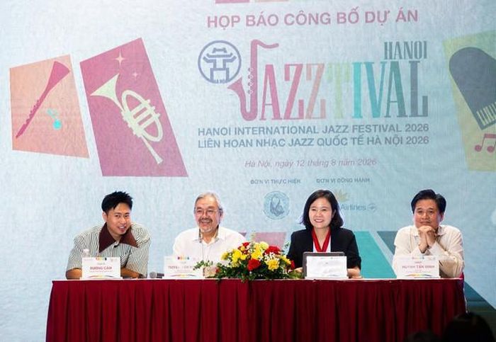 Ban Tổ chức Hanoi Jazzital 2026 và các nghệ sĩ trong buổi giới thiệu chuỗi sự kiện jazz tại Hà Nội. Ảnh: H.L