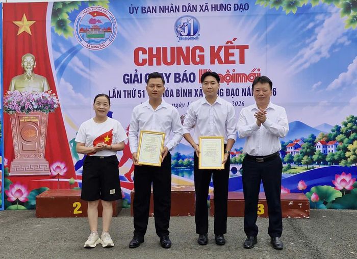 Lãnh đạo xã Hưng Đạo trao giấy chứng nhận cho các nhà tài trợ. Ảnh: Hoàng Sơn