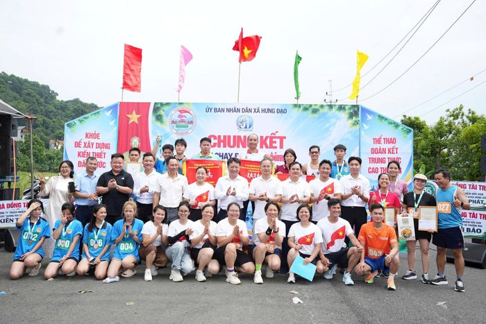 Ngoài giải cá nhân, Ban tổ chức còn trao giải Toàn đoàn cho các đơn vị đạt thành tích xuất sắc nhất. Ảnh: Minh Anh
