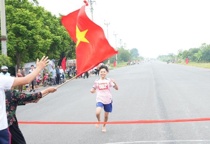 Vận động viên thi đấu nội dung 1.500m về đích. Ảnh: Minh Anh