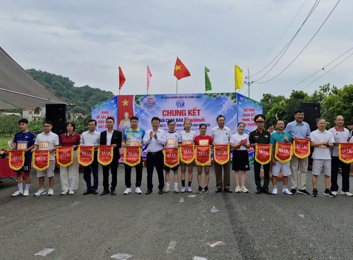 Ban tổ chức trao cờ lưu niệm cho các đơn vị về dự giải. Ảnh: Hoàng Sơn