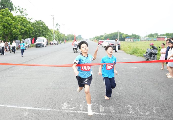 Vận động viên Đinh Văn Sang về Nhất ở cự ly 1.500m. Ảnh: Minh Anh