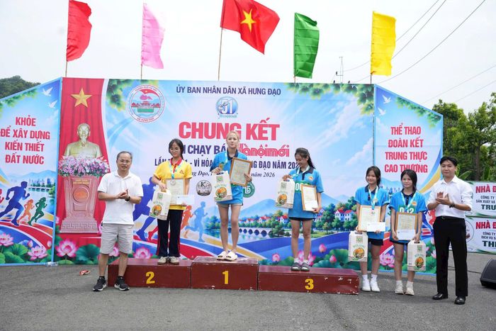 Ban tổ chức trao giải cho các vận động viên. Ảnh: Minh Anh