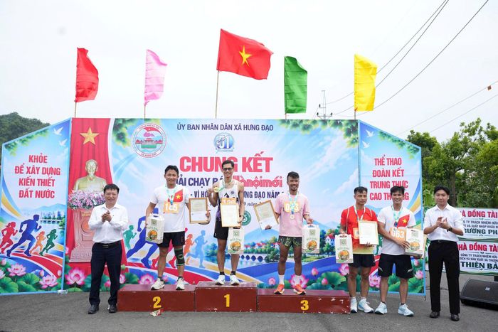 Ban tổ chức trao giải cho các vận động viên thi đấu ở cự ly 3.000m. Ảnh: Minh Anh