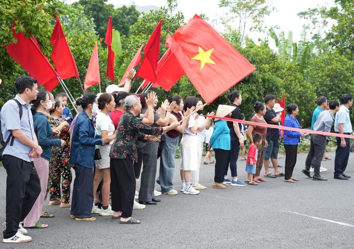 Người dân cổ vũ tích cực tại cuộc thi chung kết Giải chạy Báo Hànộimới mở rộng lần thứ 51 - Vì hòa bình năm 2026 tại xã Hưng Đạo. Ảnh: Minh Anh