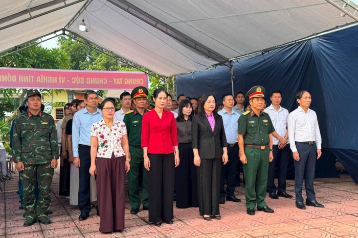 Các đại biểu và các lực lượng nghiêm trang thực hiện nghi thức dâng hương trước giờ triển khai nhiệm vụ. Ảnh: Mai Hoa