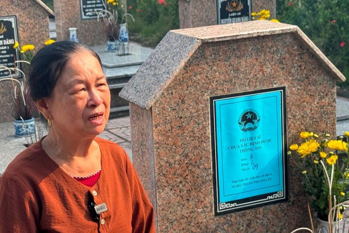 Bà Nguyễn Thị Ngõ (thôn Phương Tú) chia sẻ câu chuyện của gia đình có 2 liệt sĩ, trong đó 1 liệt sĩ chưa tìm được hài cốt để quy tập, xác định thông tin. Ảnh: Mai Hoa