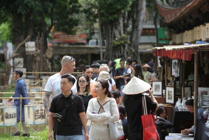 Đông du khách trải nghiệm Festival Thăng Long - Hà Nội tại Văn Miếu - Quốc Tử Giám. Ảnh: Khánh Huy