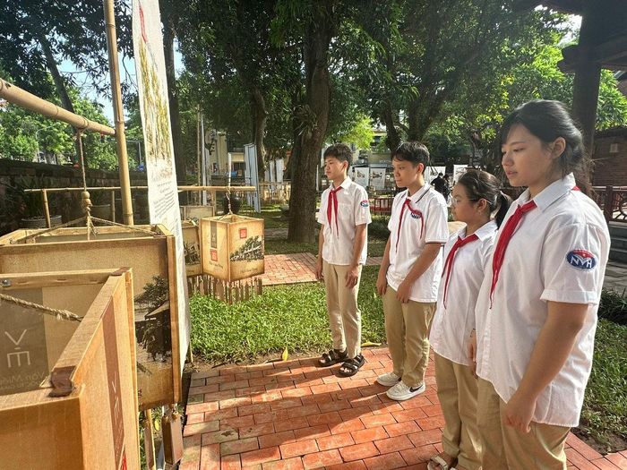 Không gian trưng bày "Nét Kinh kỳ" thu hút nhiều học sinh. Ảnh: Hoàng Lân